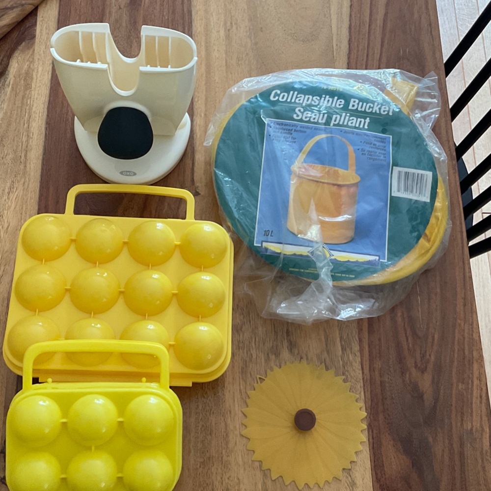 Yellow and Green Beach Toy Set (v)